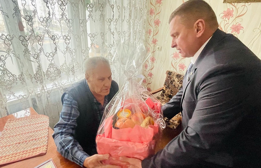Евпаторийским ветеранам вручили юбилейные медали к 80-летию Победы